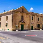 Cozy Corner House In Valletta - Authentic!