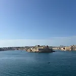 Grand Harbour Hotel
