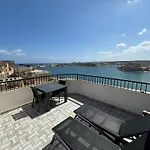 Grand Harbour Hotel