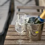 Mandera\'S Boutique Suites & Dorms