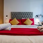 Mandera\'S Boutique Suites & Dorms