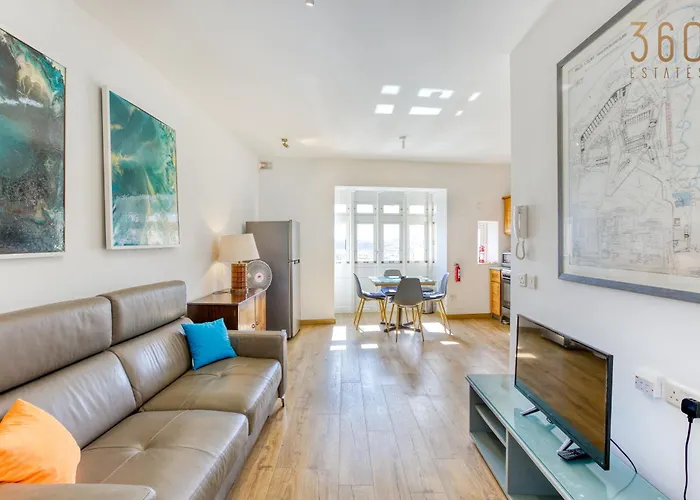 Charming Home With Sea Views & Maltese Balcony By 360 Estates