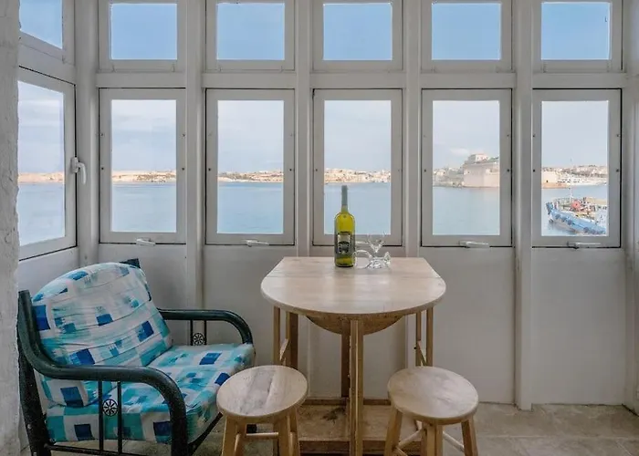 Seafront Apartment In Valletta