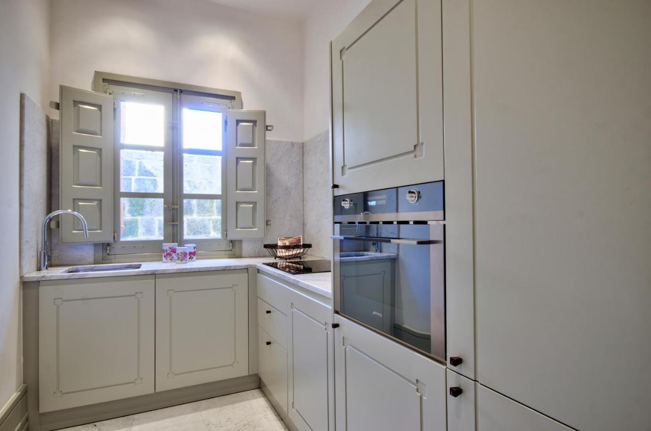 10 Strait Street * Valeta