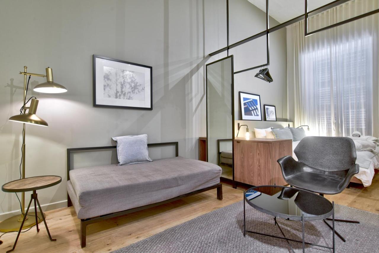 Hotel De *