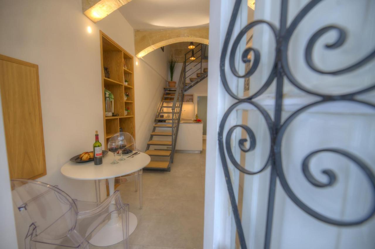 Cute And Modern Duplex In Ideal Location Rcas1-1