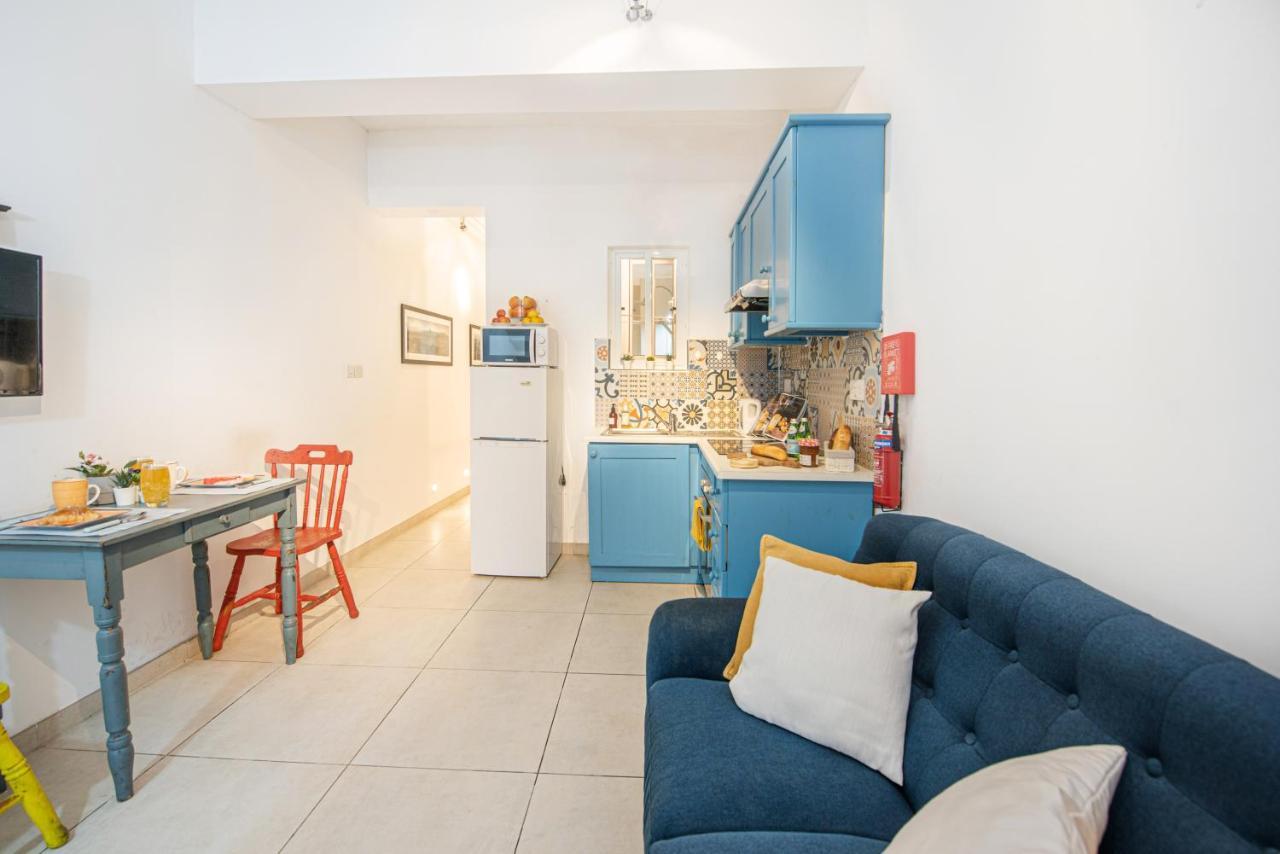 Ferry Apartment *