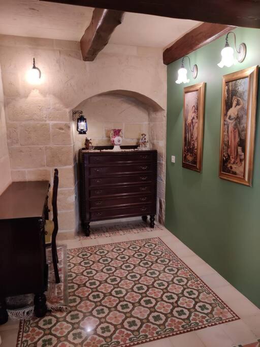 Cozy Corner House In - Authentic!