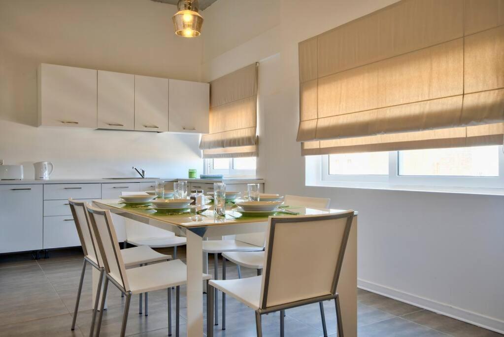 Vallettastay - Harbor View Gem -sea View 2 Bed Valletta