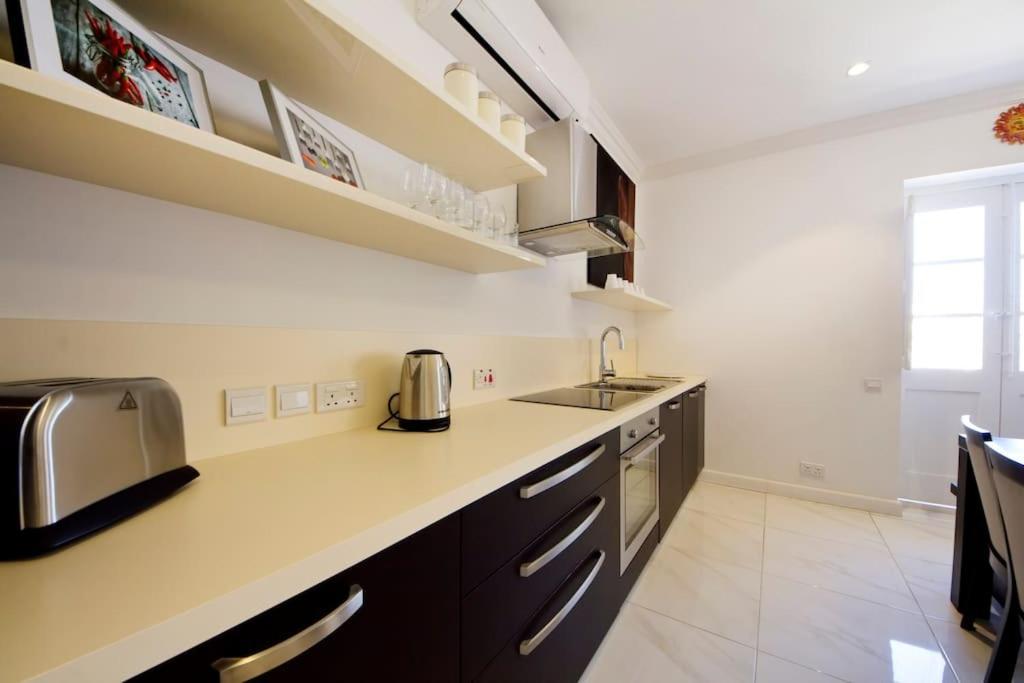 Ag3 - Large, Bright And Stylish Apartamento Valeta