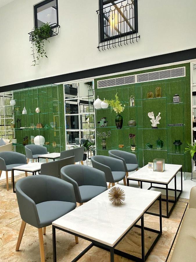 Hotel The Embassy 4*