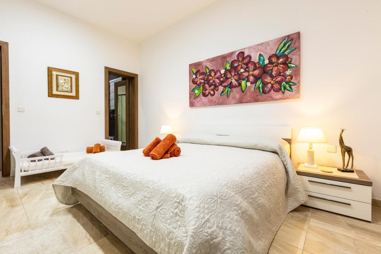 Large 3 Bedroom Apartment *