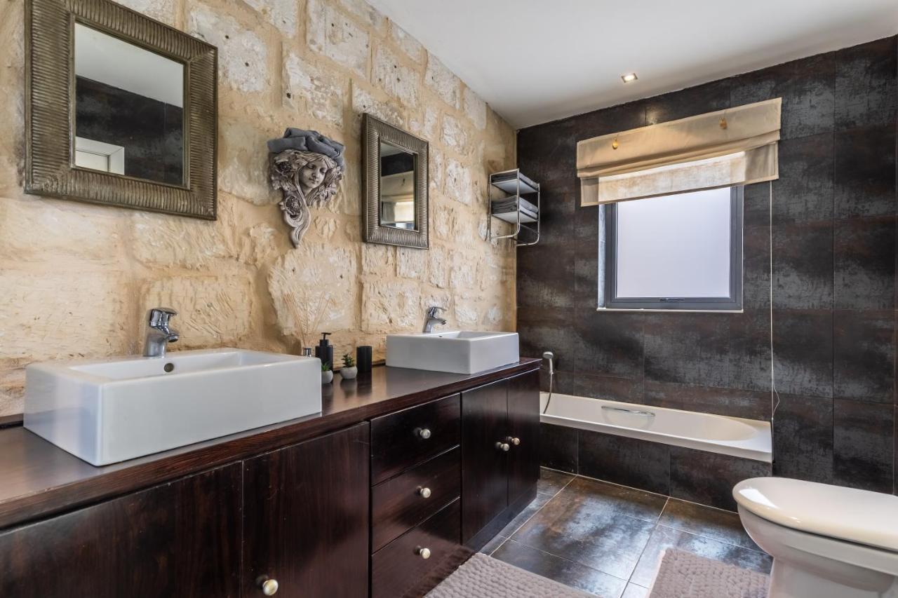 Bastions Seafront house Valletta