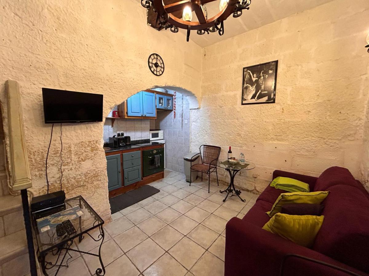 Apartment Central Townhouse With Maltese Balcony *
