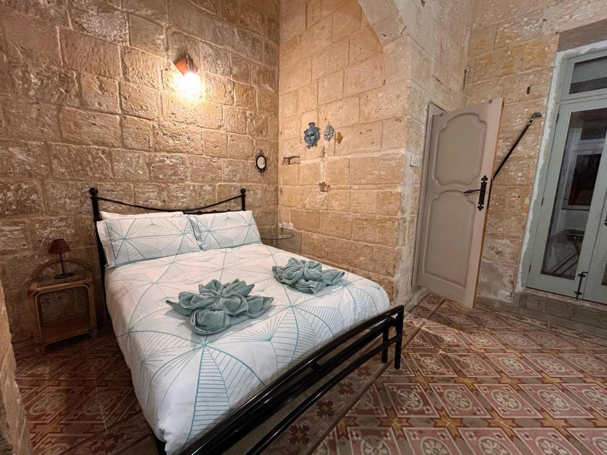 Central Townhouse With Maltese Balcony * Valletta