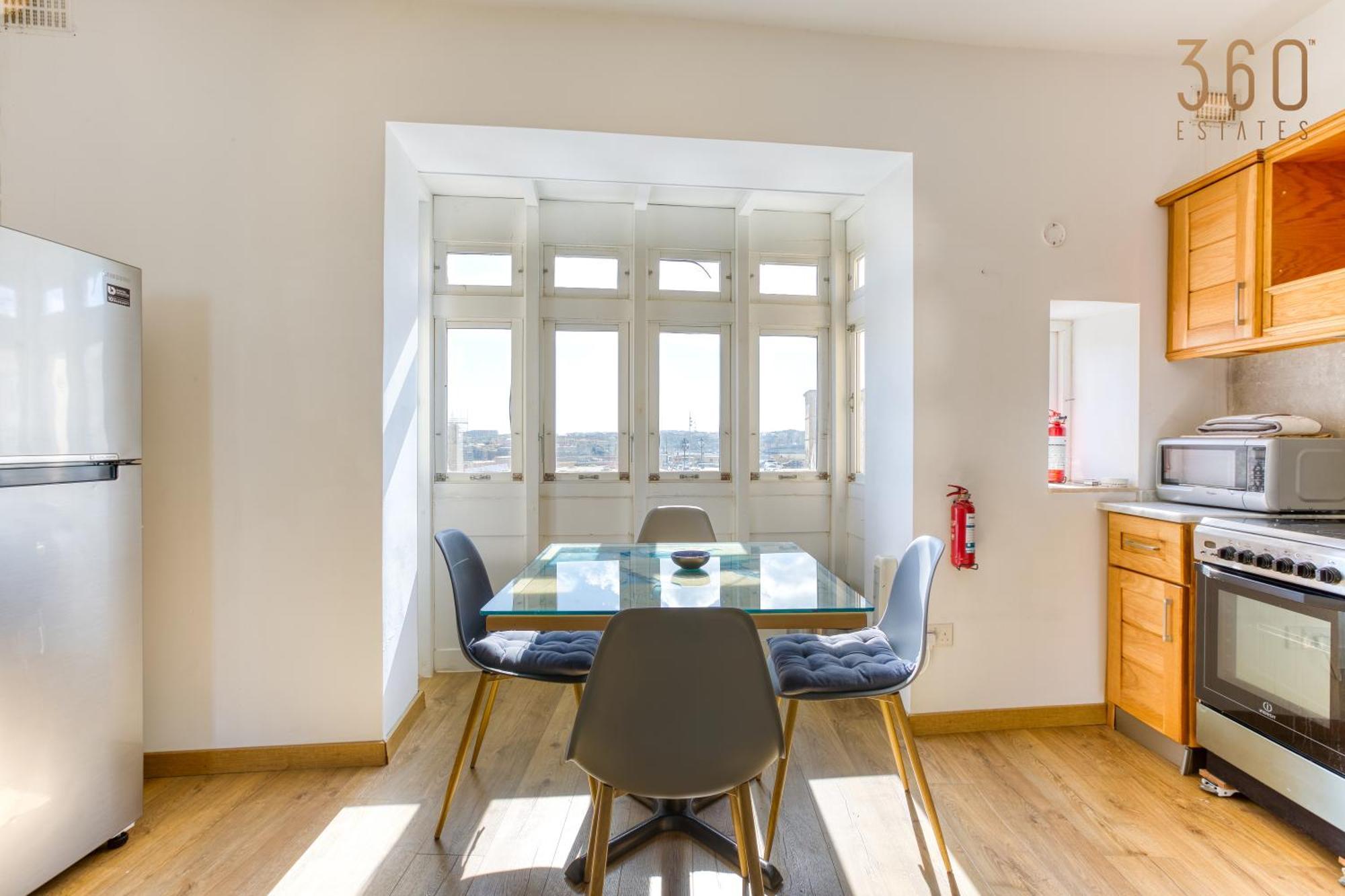 Apartment Charming With Sea Views & Maltese Balcony By 360 Estates