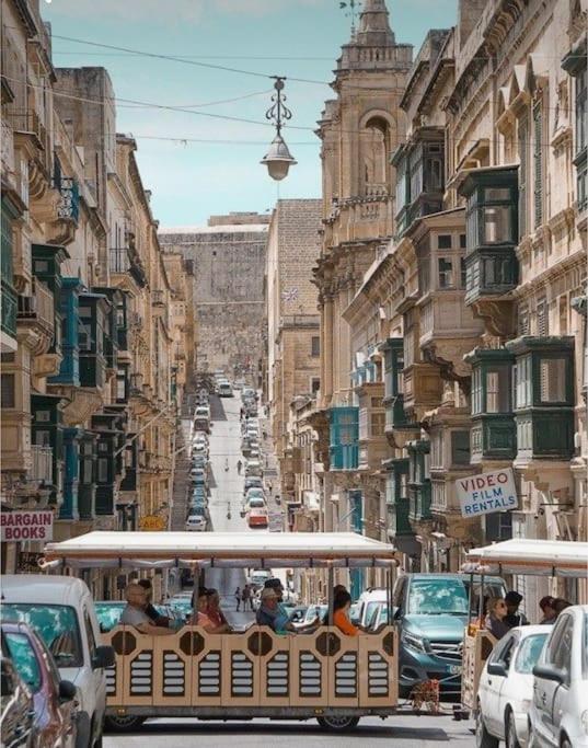 Apartment Penthouse With Roof Terrace And Sea Views Valletta