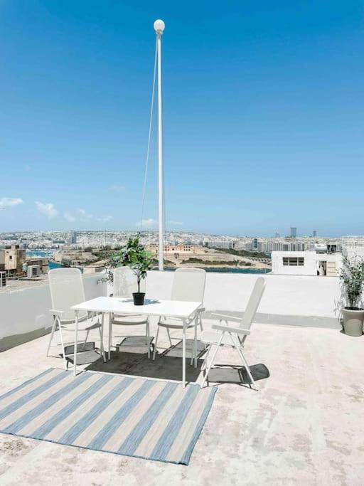 Penthouse With Roof Terrace And Sea Views Valletta