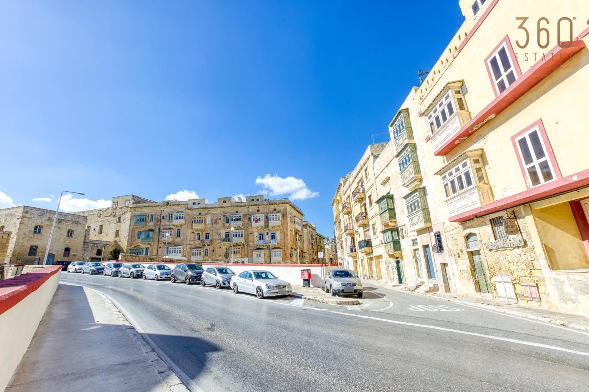 Charming With Sea Views & Maltese Balcony By 360 Estates * Valletta