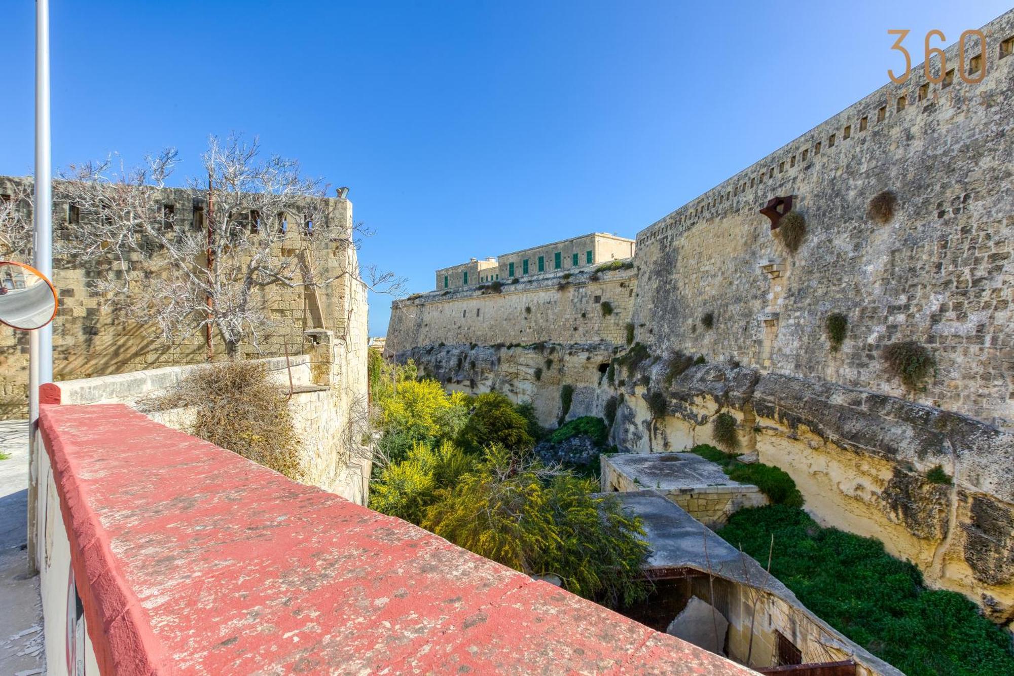 Charming With Sea Views & Maltese Balcony By 360 Estates Valletta