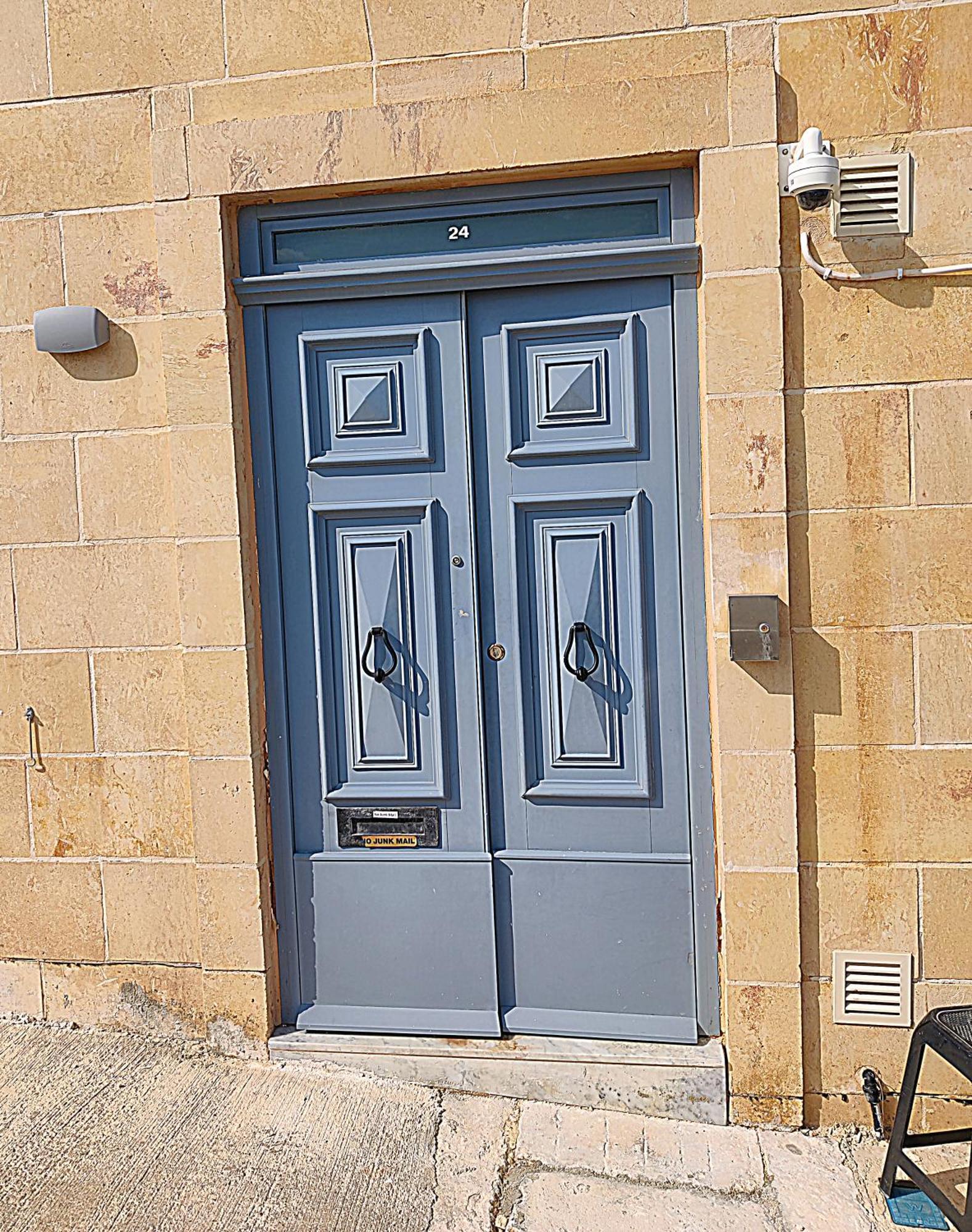 Wave 24 Savynomad Harbour & Private Cave Valletta