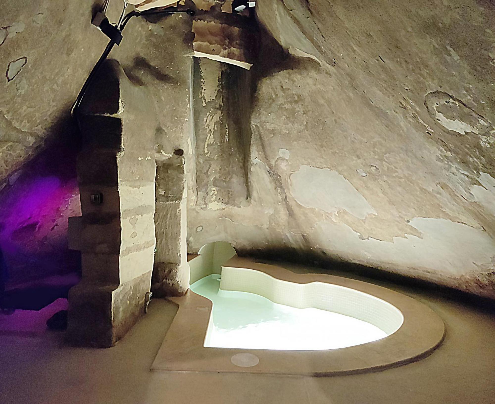 Wave 24 Savynomad Harbour & Private Cave