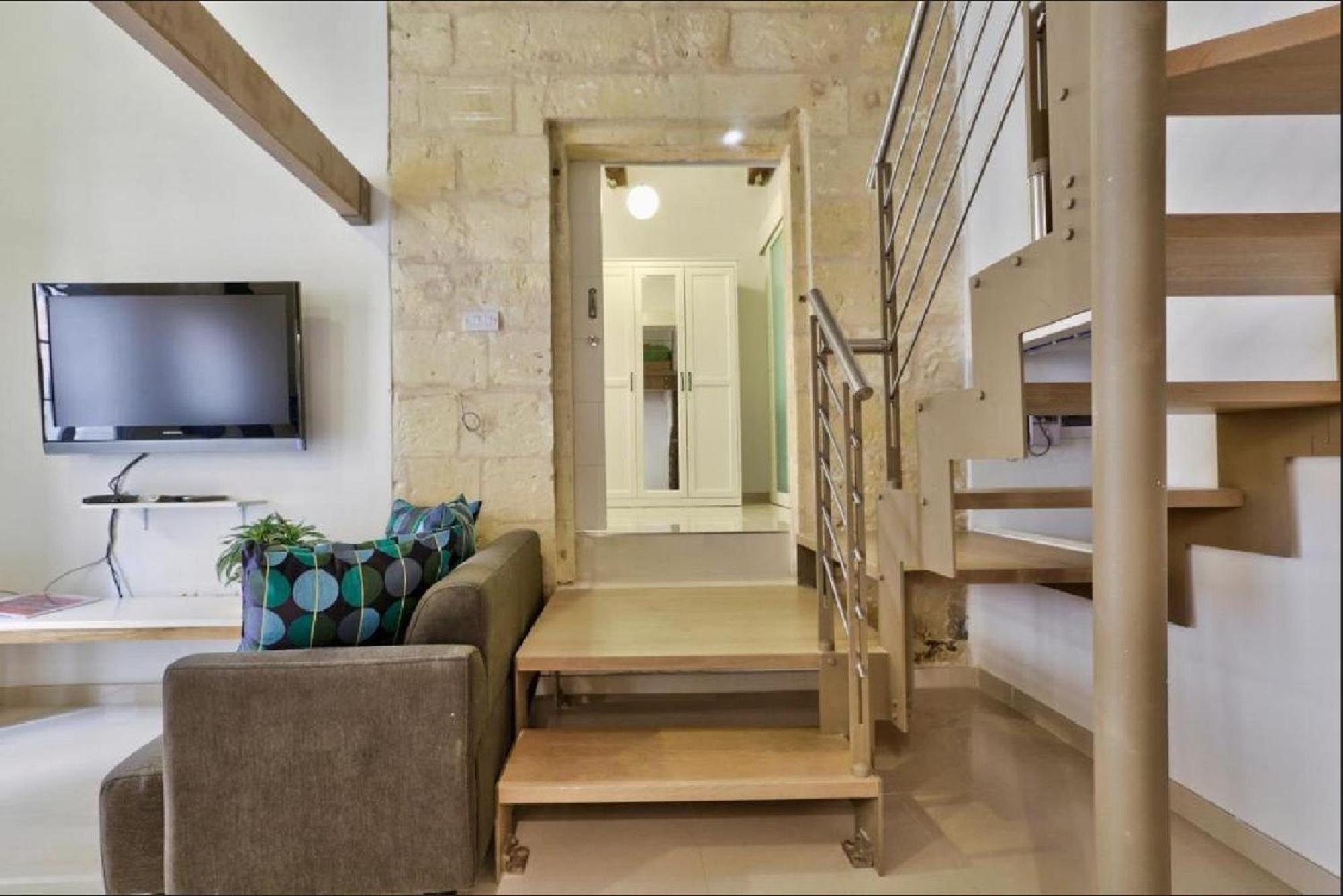 Exquisite 3-bedroom Duplex Penthouse With Jacuzzi In Centre Apartment