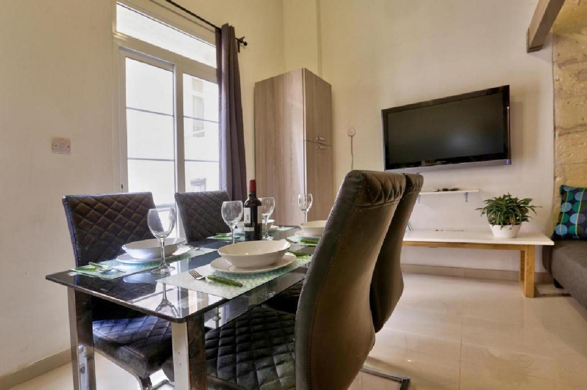Exquisite 3-bedroom Duplex Penthouse With Jacuzzi In Centre Apartment Valletta