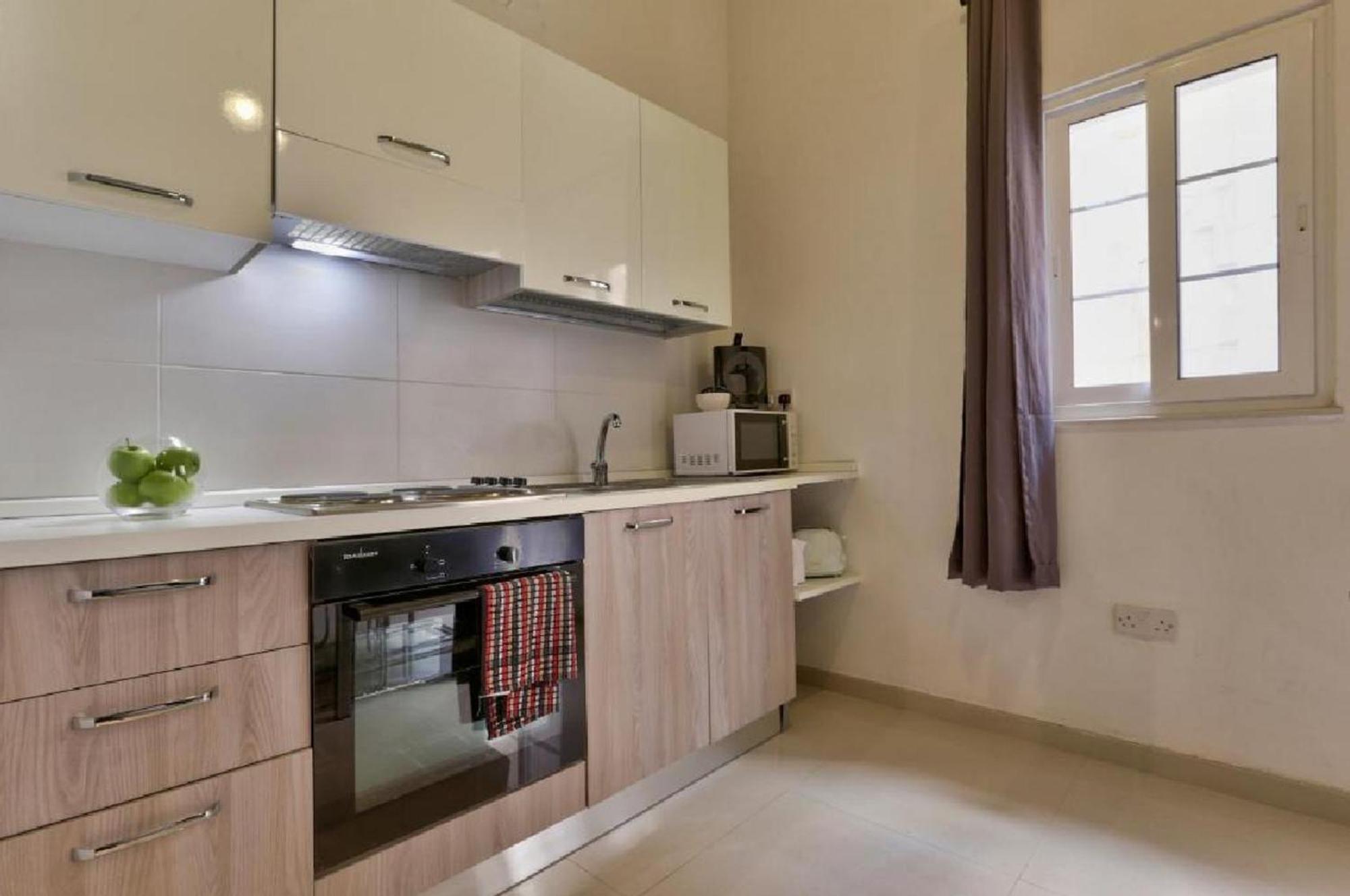 Exquisite 3-bedroom Duplex Penthouse With Jacuzzi In Centre Apartment