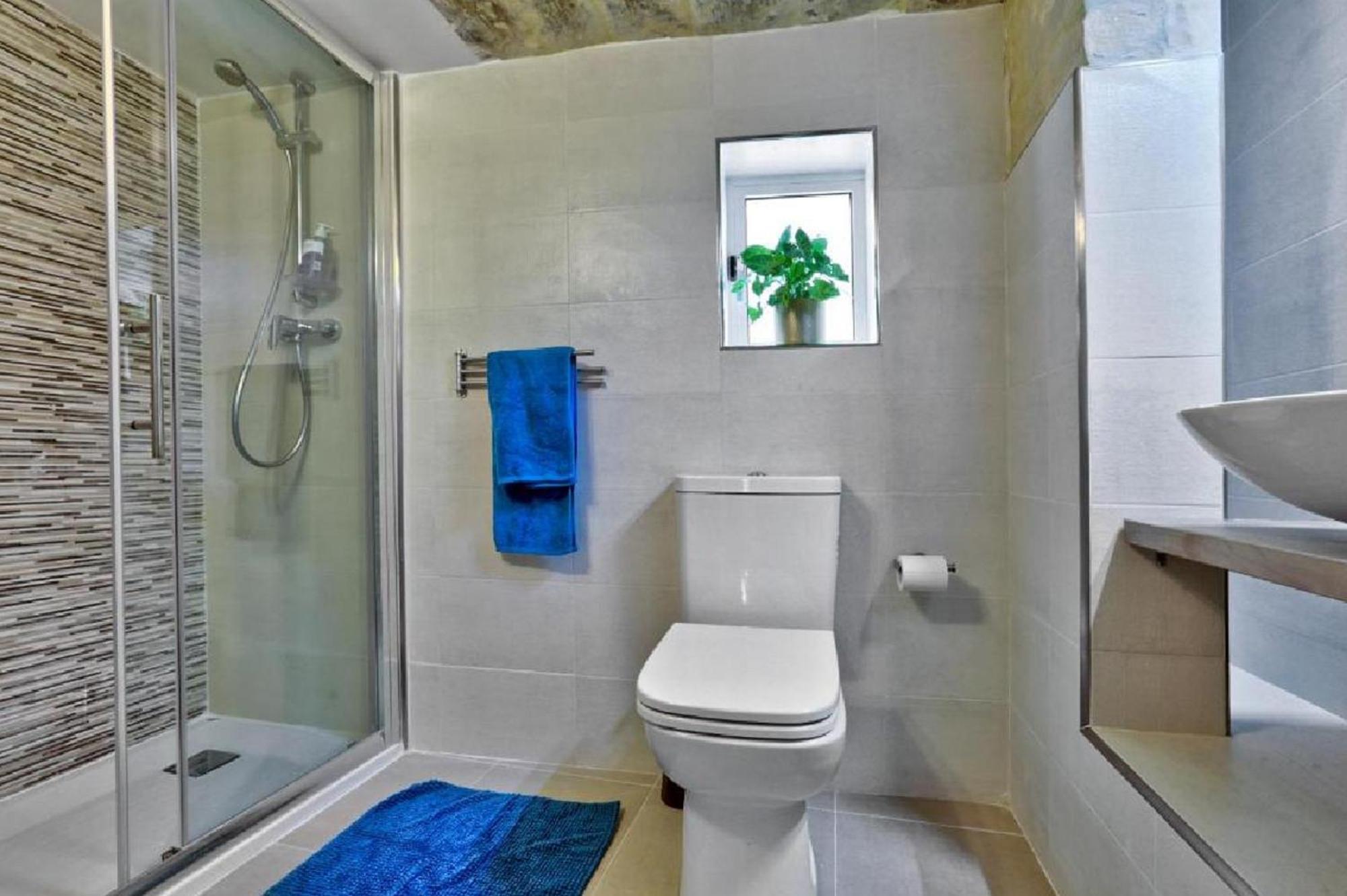 Exquisite 3-bedroom Duplex Penthouse With Jacuzzi In Centre Apartment *