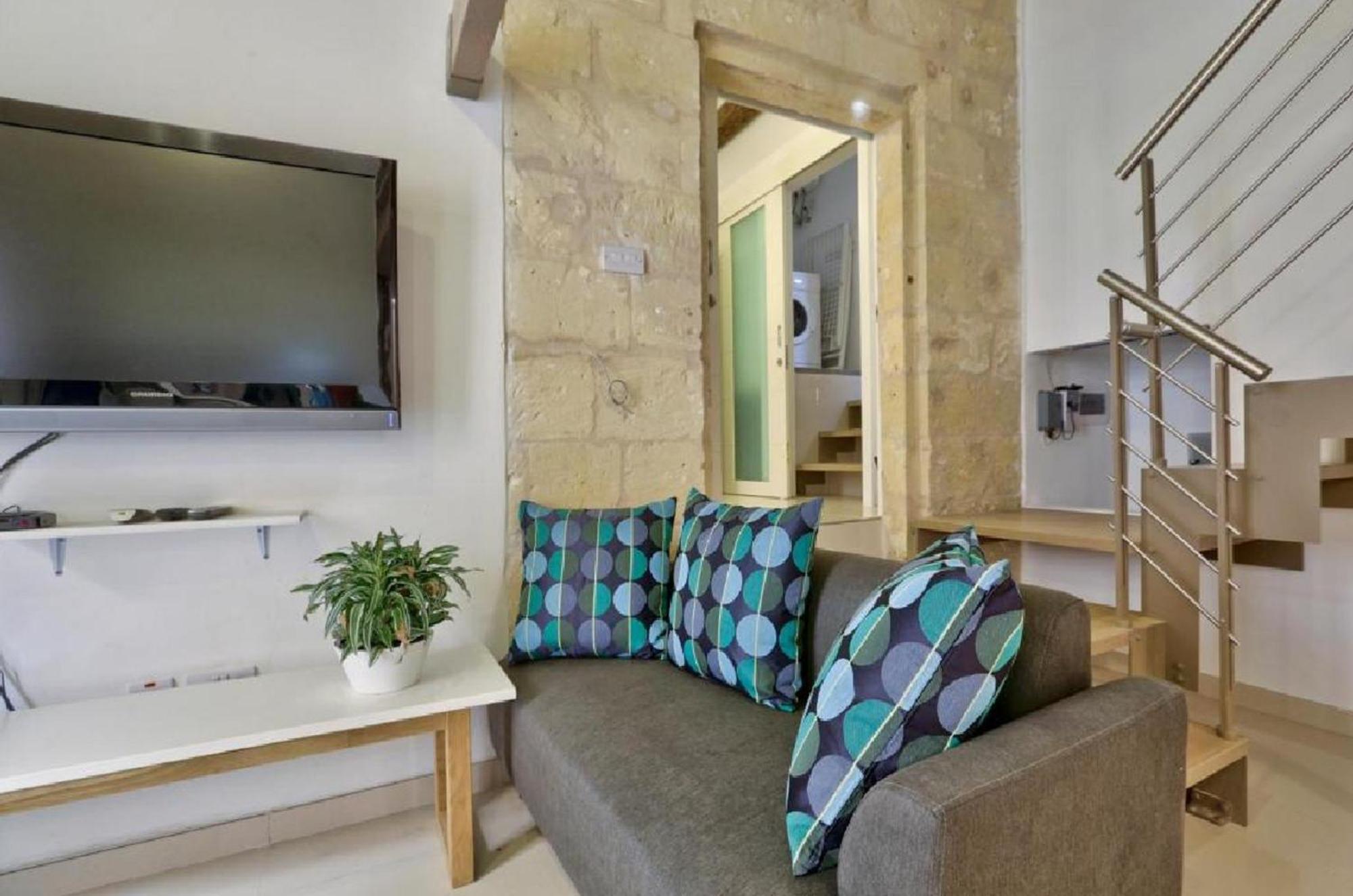 Exquisite 3-bedroom Duplex Penthouse With Jacuzzi In Centre Apartment Valletta