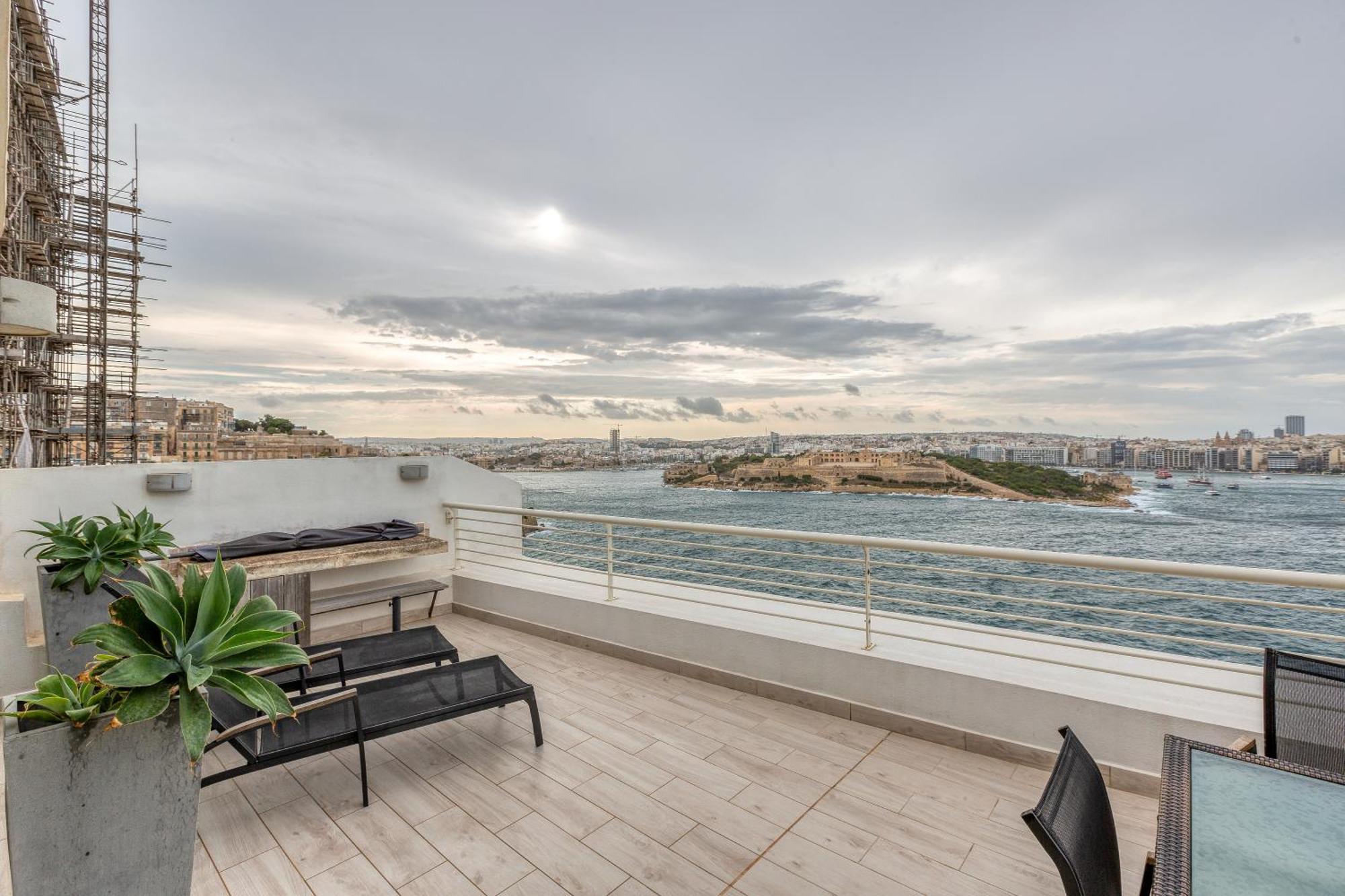 Apartment 49/3 Seafront Duplex Penthouse In