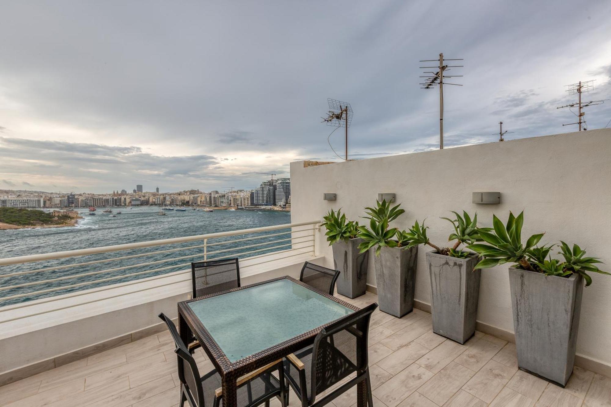 49/3 Seafront Duplex Penthouse In Valletta