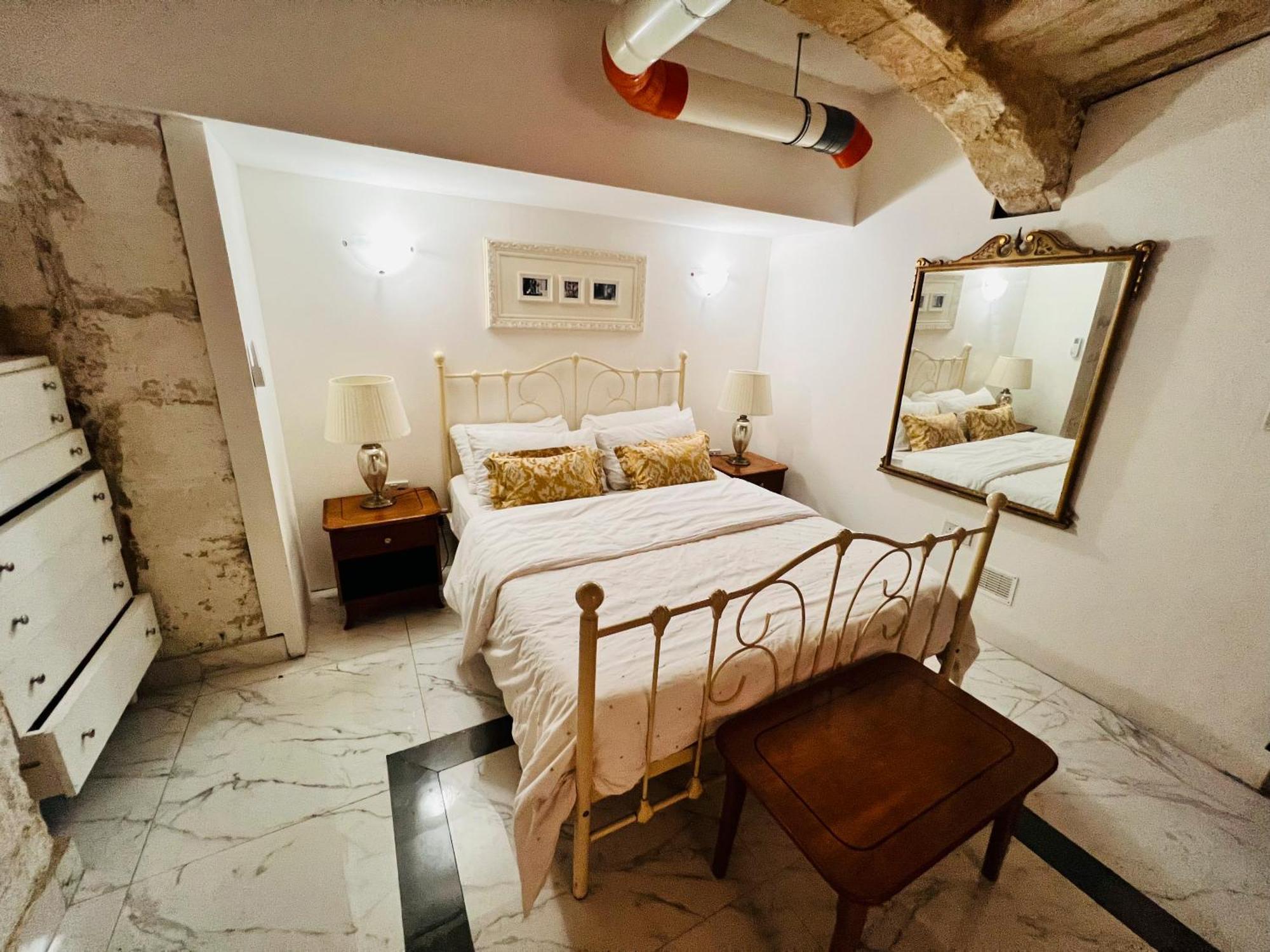 Charming Townhouse Prime Area Apartment