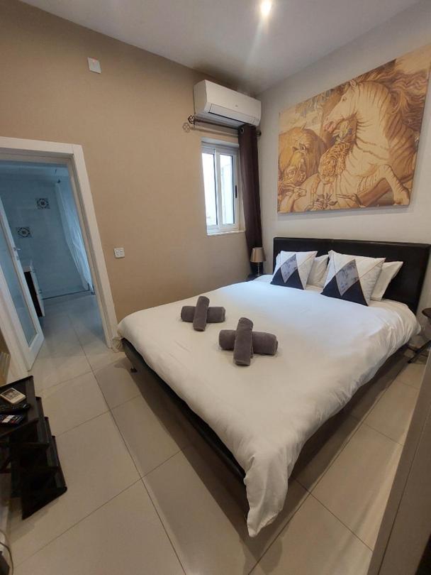 & Cozy - 1 Bedroom Apartment *