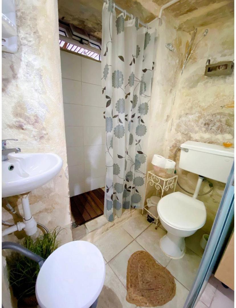 Main Street Cozy Townhouse Apartment *