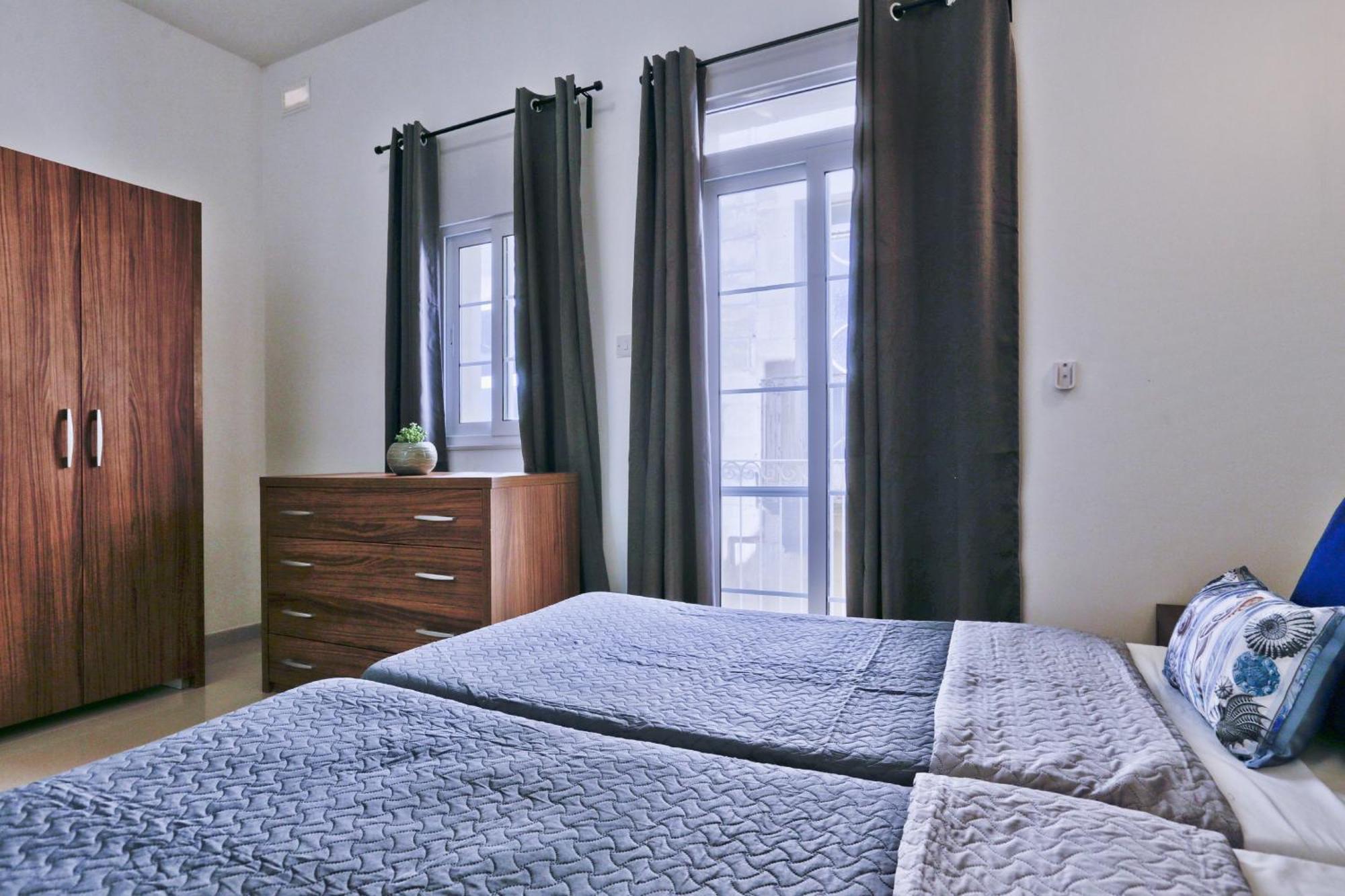Exquisite 3-bedroom Duplex Penthouse With Jacuzzi In Centre *
