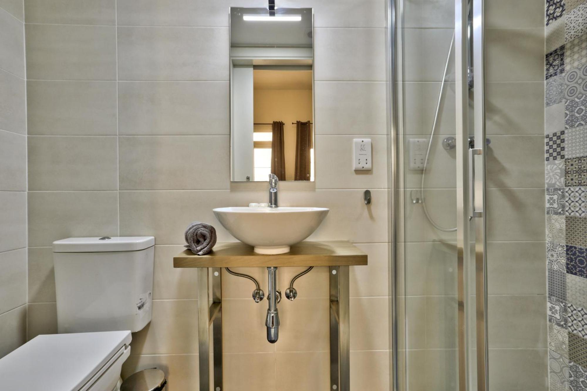 Exquisite 3-bedroom Duplex Penthouse With Jacuzzi In Centre Apartment