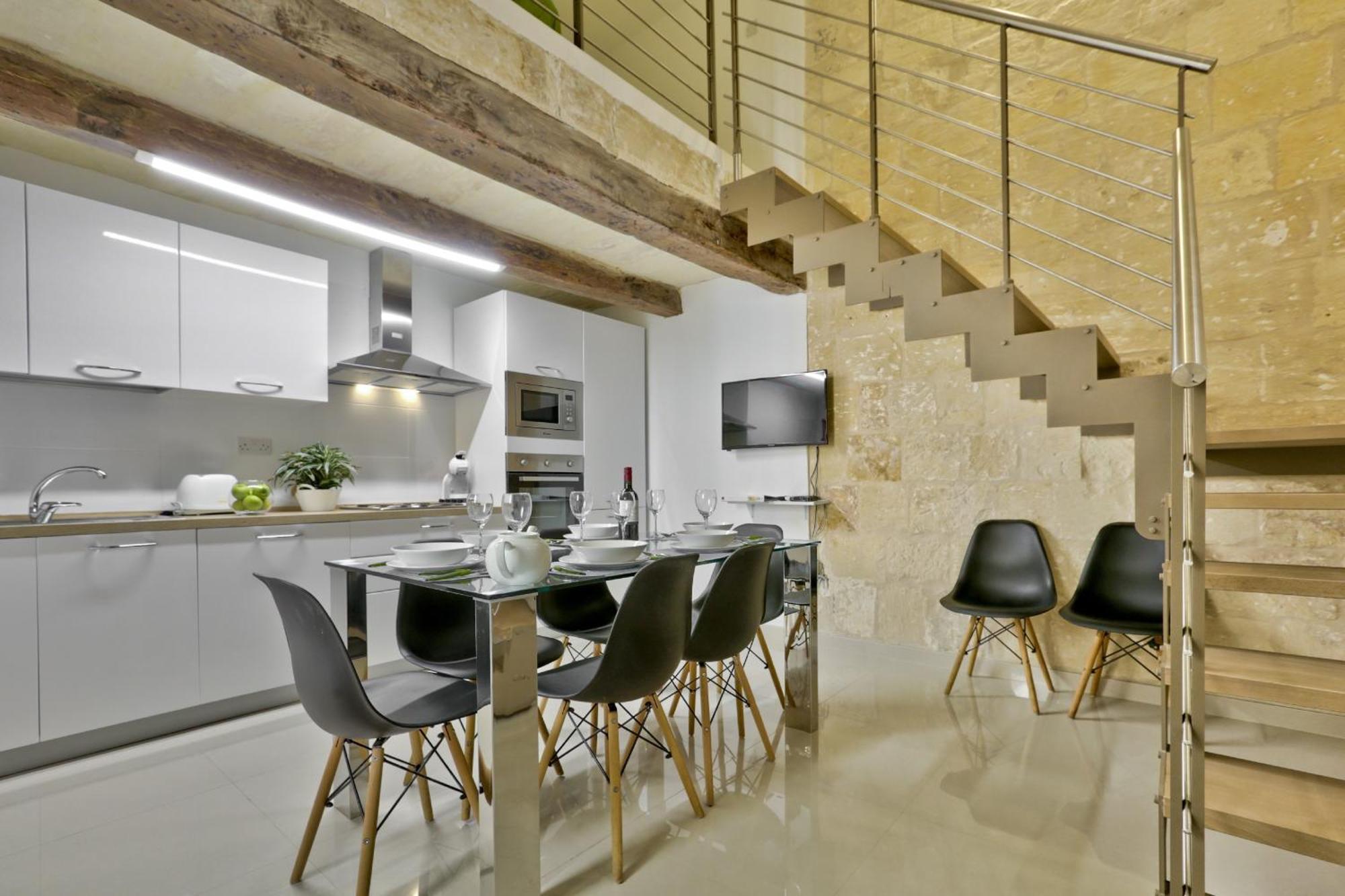 Exquisite 3-bedroom Duplex Penthouse With Jacuzzi In Centre *