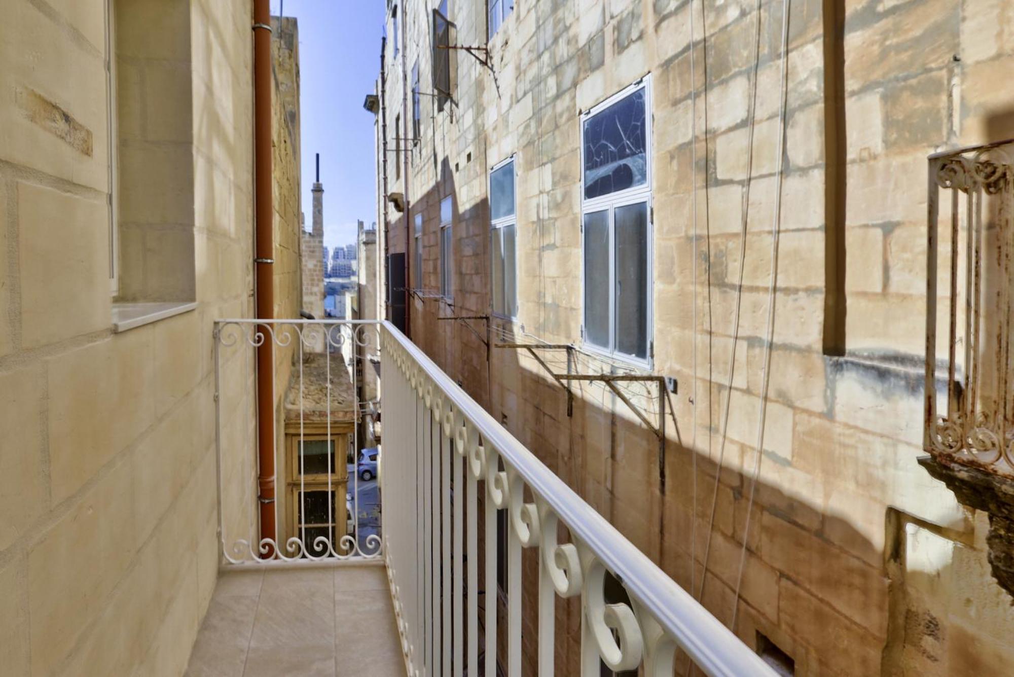 Exquisite 3-bedroom Duplex Penthouse With Jacuzzi In Centre