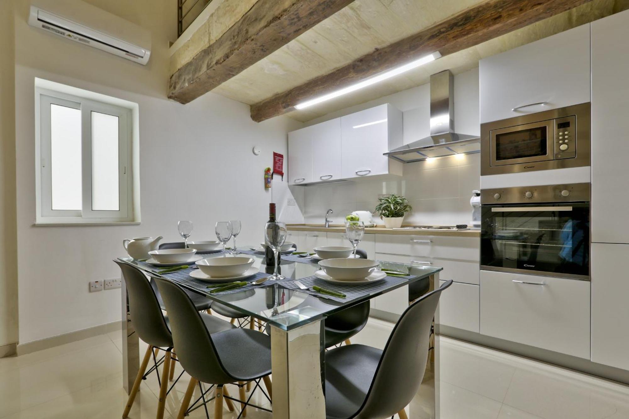 Exquisite 3-bedroom Duplex Penthouse With Jacuzzi In Centre Apartment
