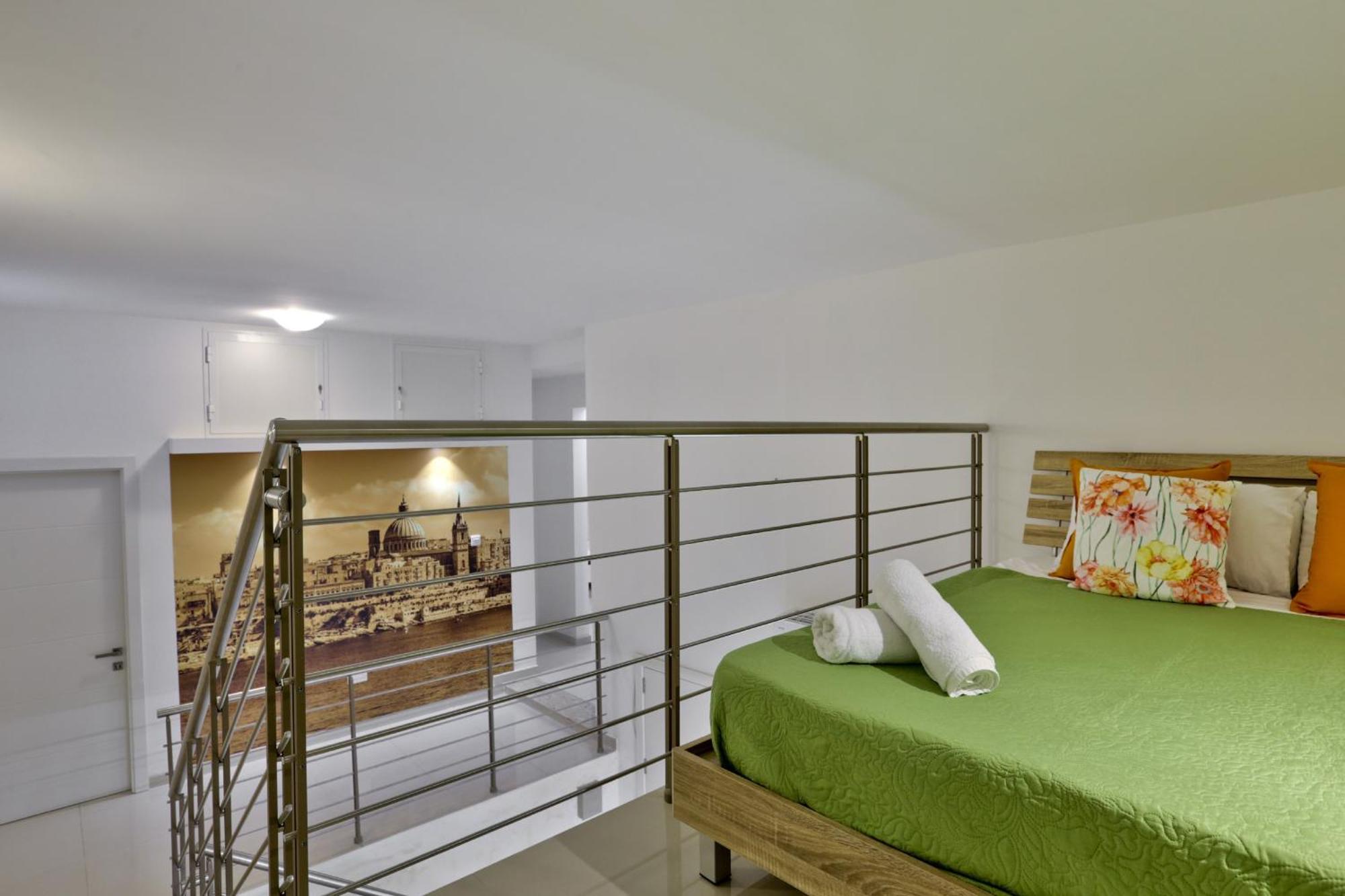 Exquisite 3-bedroom Duplex Penthouse With Jacuzzi In Centre Apartment *
