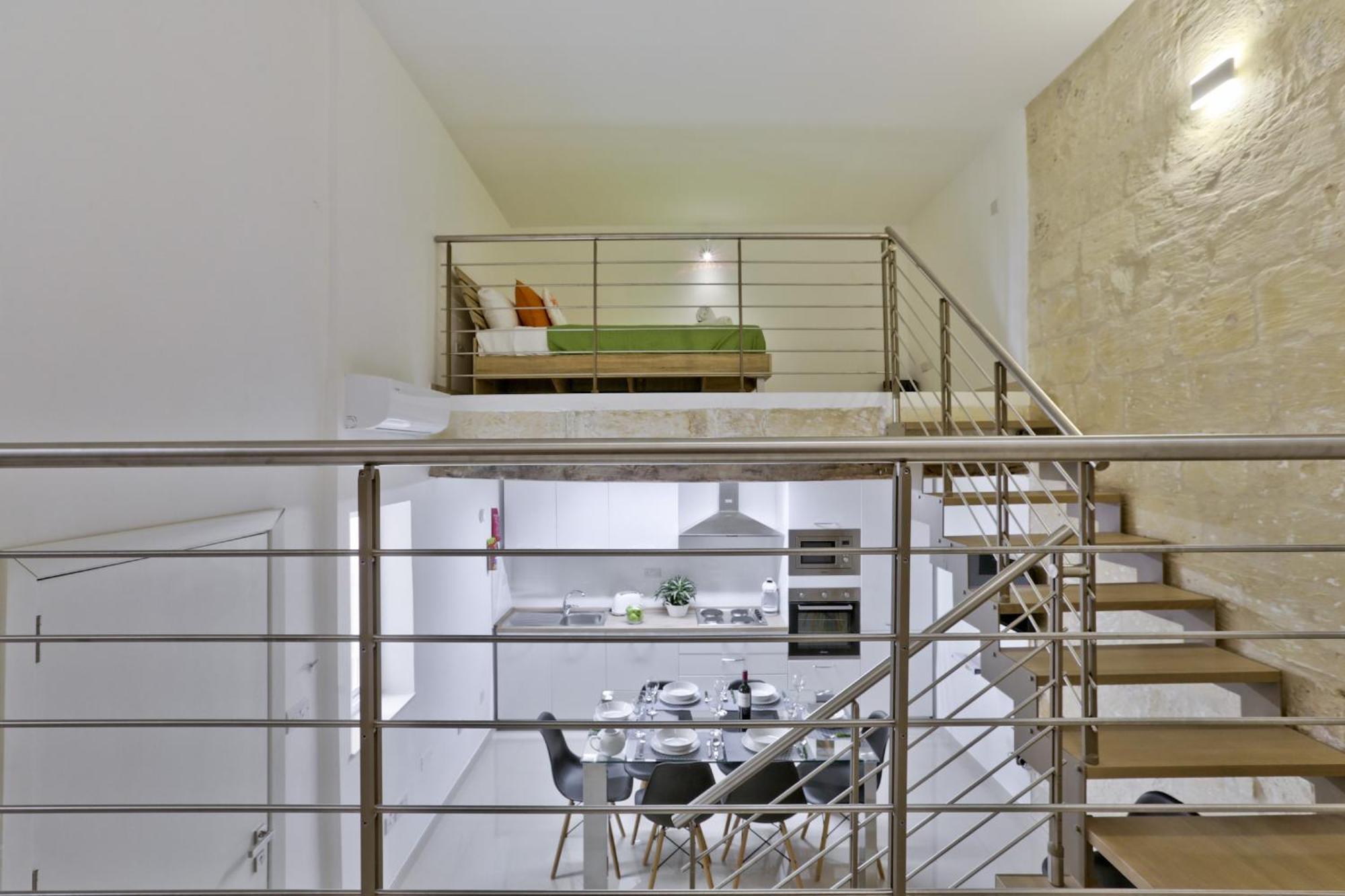 Exquisite 3-bedroom Duplex Penthouse With Jacuzzi In Centre
