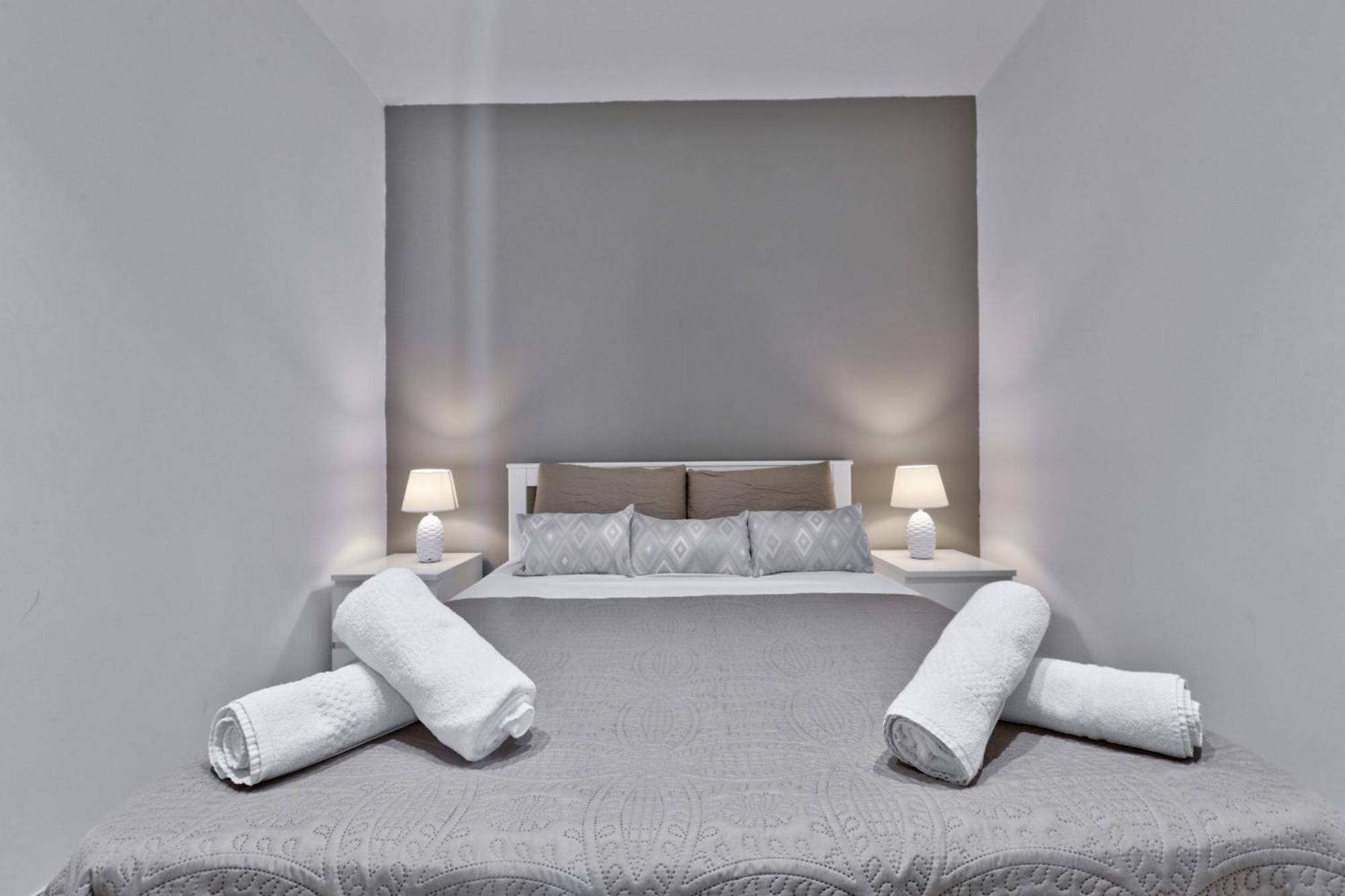 Exquisite 3-bedroom Duplex Penthouse With Jacuzzi In Centre Apartment