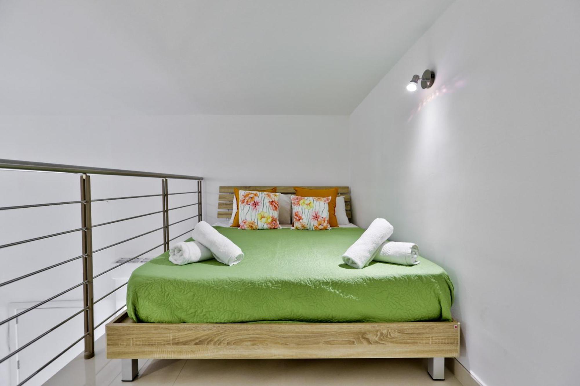 Exquisite 3-bedroom Duplex Penthouse With Jacuzzi In Centre