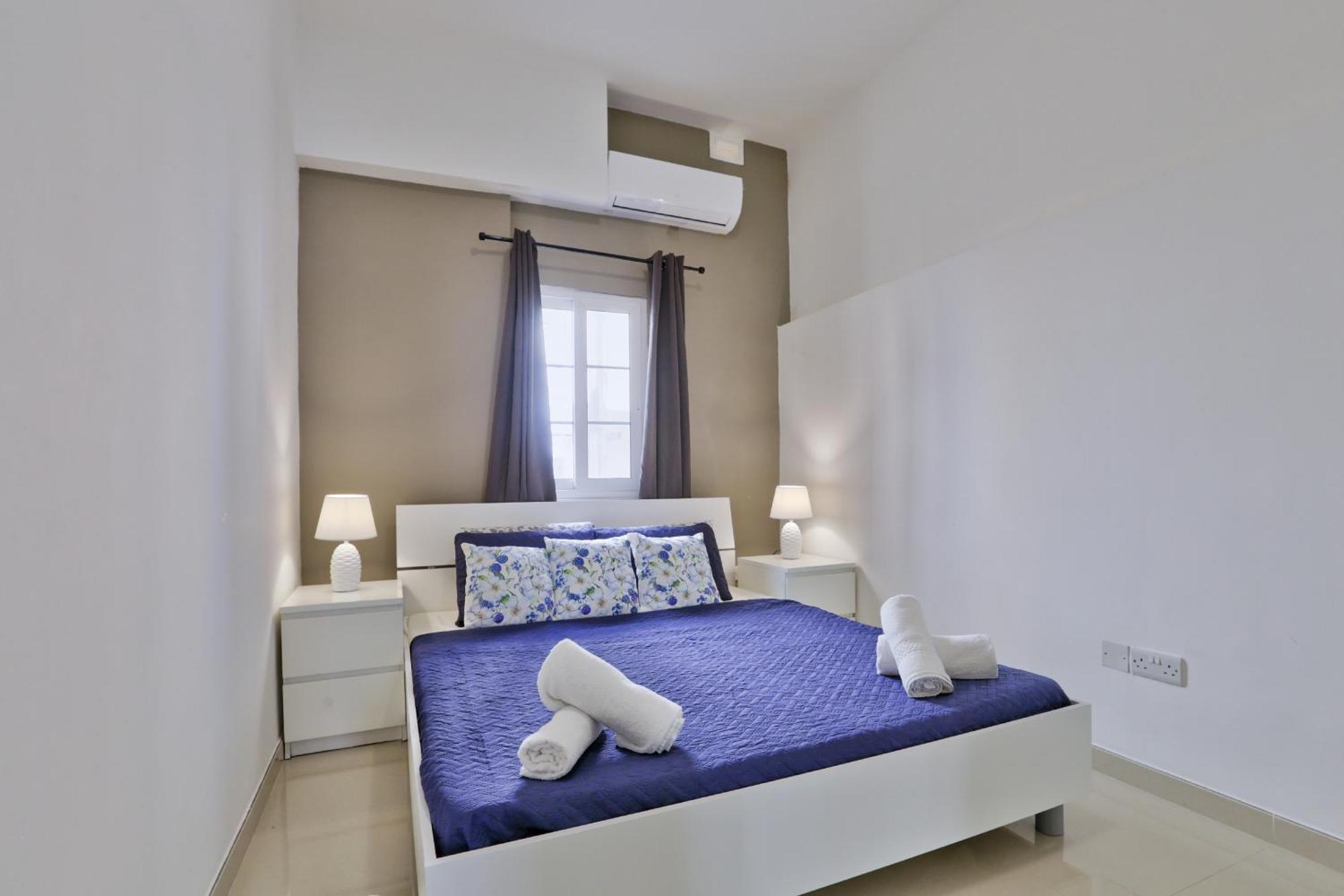 Exquisite 3-bedroom Duplex Penthouse With Jacuzzi In Centre Apartment