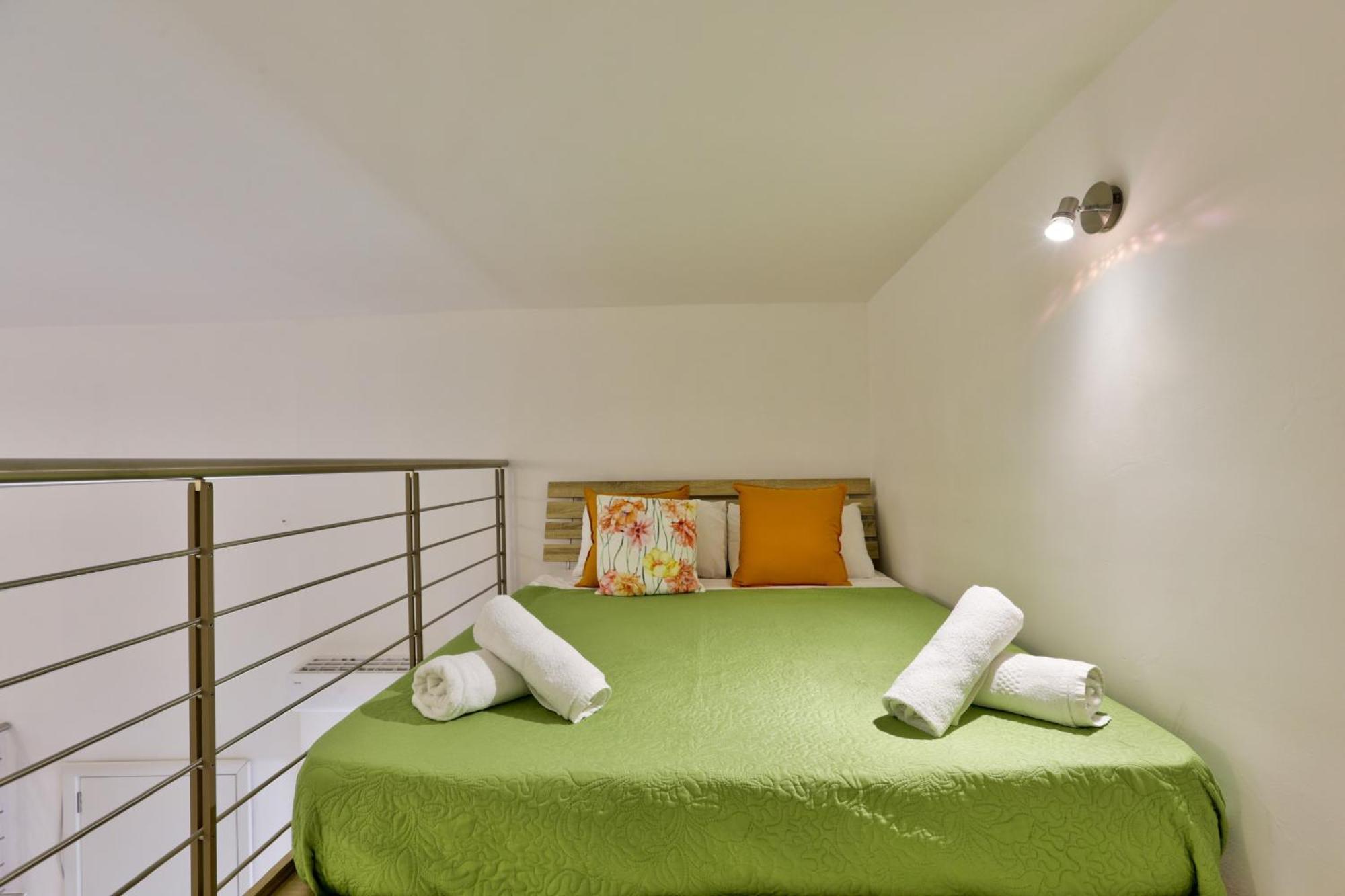 Apartment Exquisite 3-bedroom Duplex Penthouse With Jacuzzi In Centre *