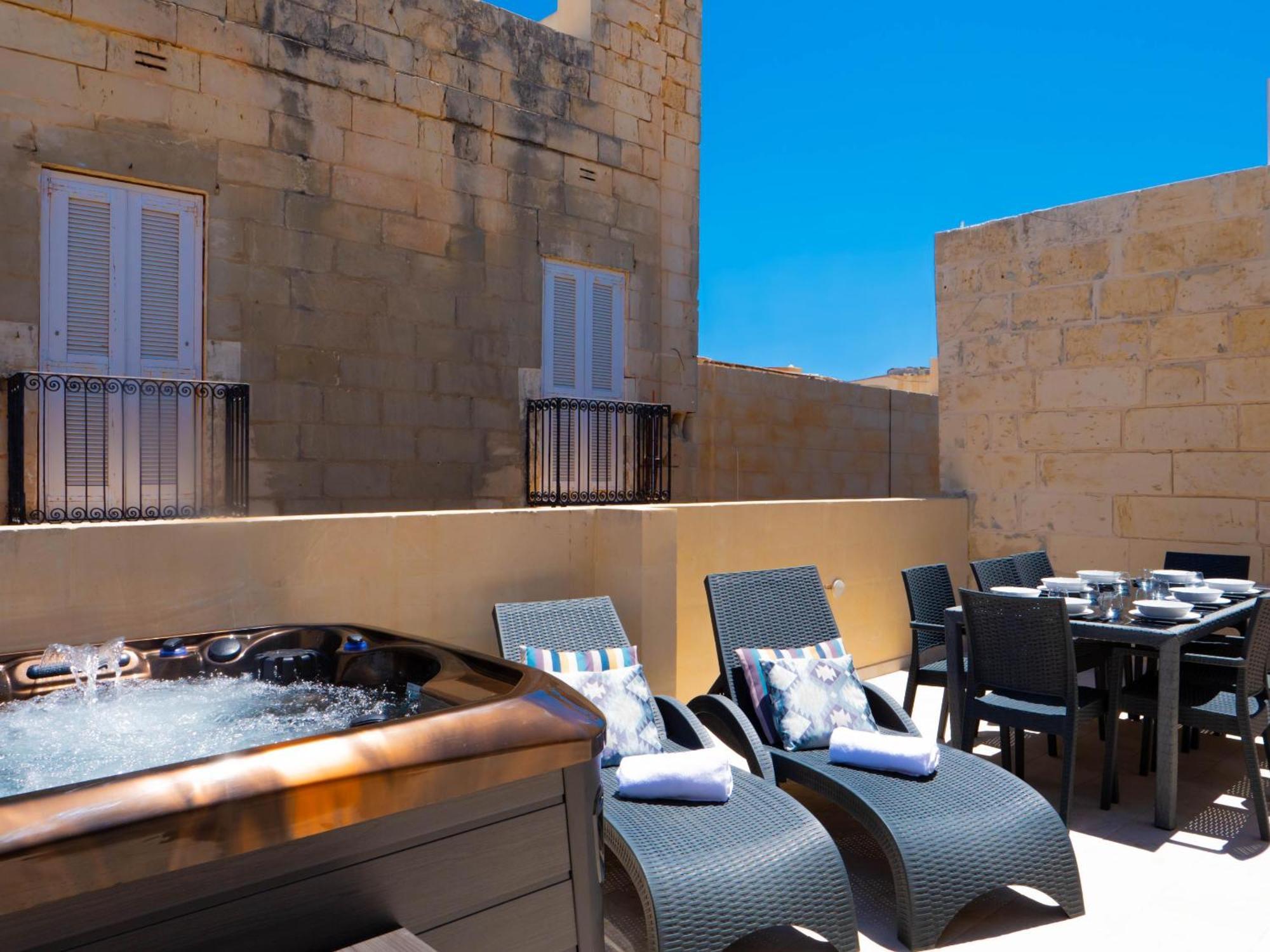 Exquisite 3-bedroom Duplex Penthouse With Jacuzzi In Centre Valletta