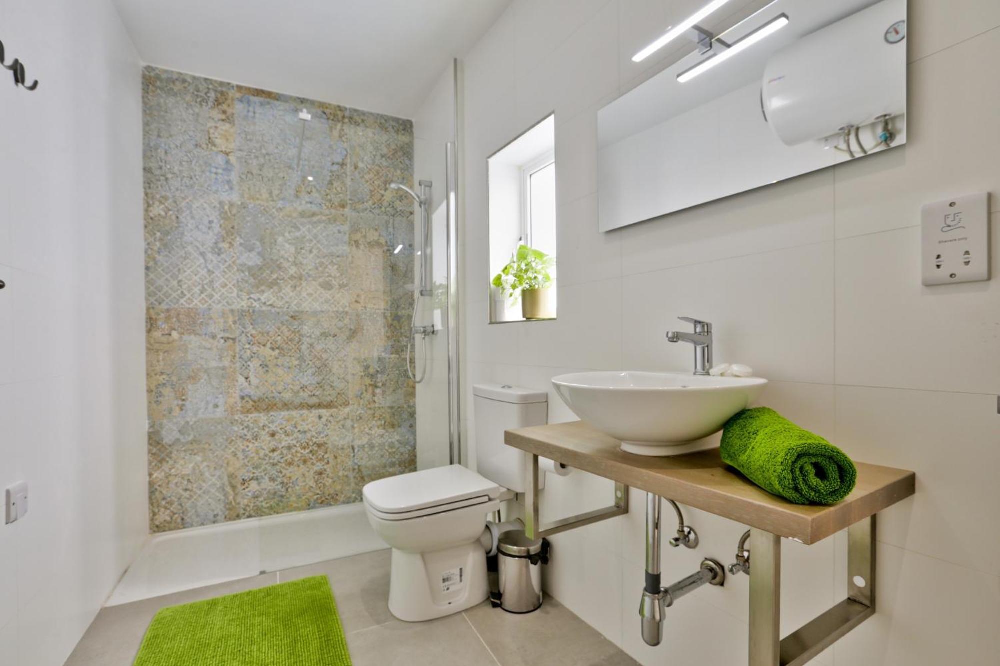 Exquisite 3-bedroom Duplex Penthouse With Jacuzzi In Centre