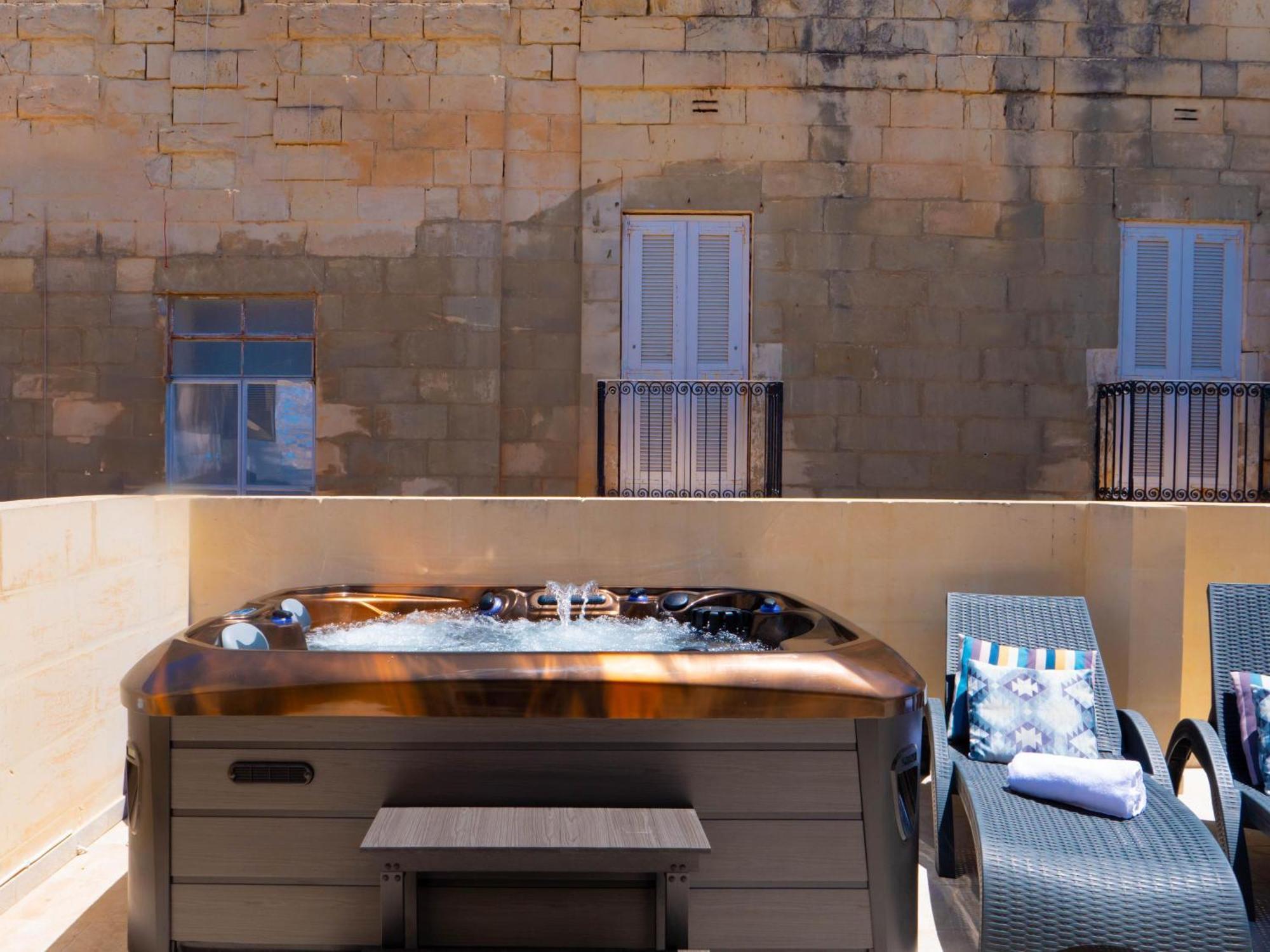 Exquisite 3-bedroom Duplex Penthouse With Jacuzzi In Centre Apartment